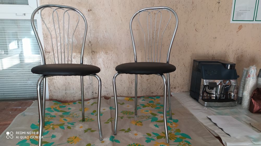 Стол стеклянный и стулья