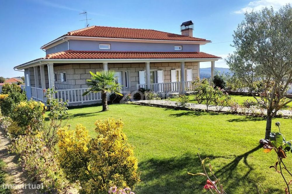 Moradia seminova com terreno e anexos