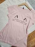 Różowy pudrowy t-shirt z napisem o kotach dla kociarzy