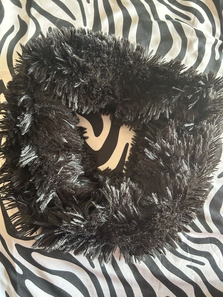 Gola com “pêlo” na cor preto