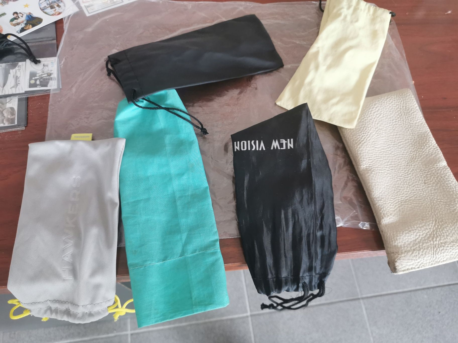 Bolsas e caixas para óculos.