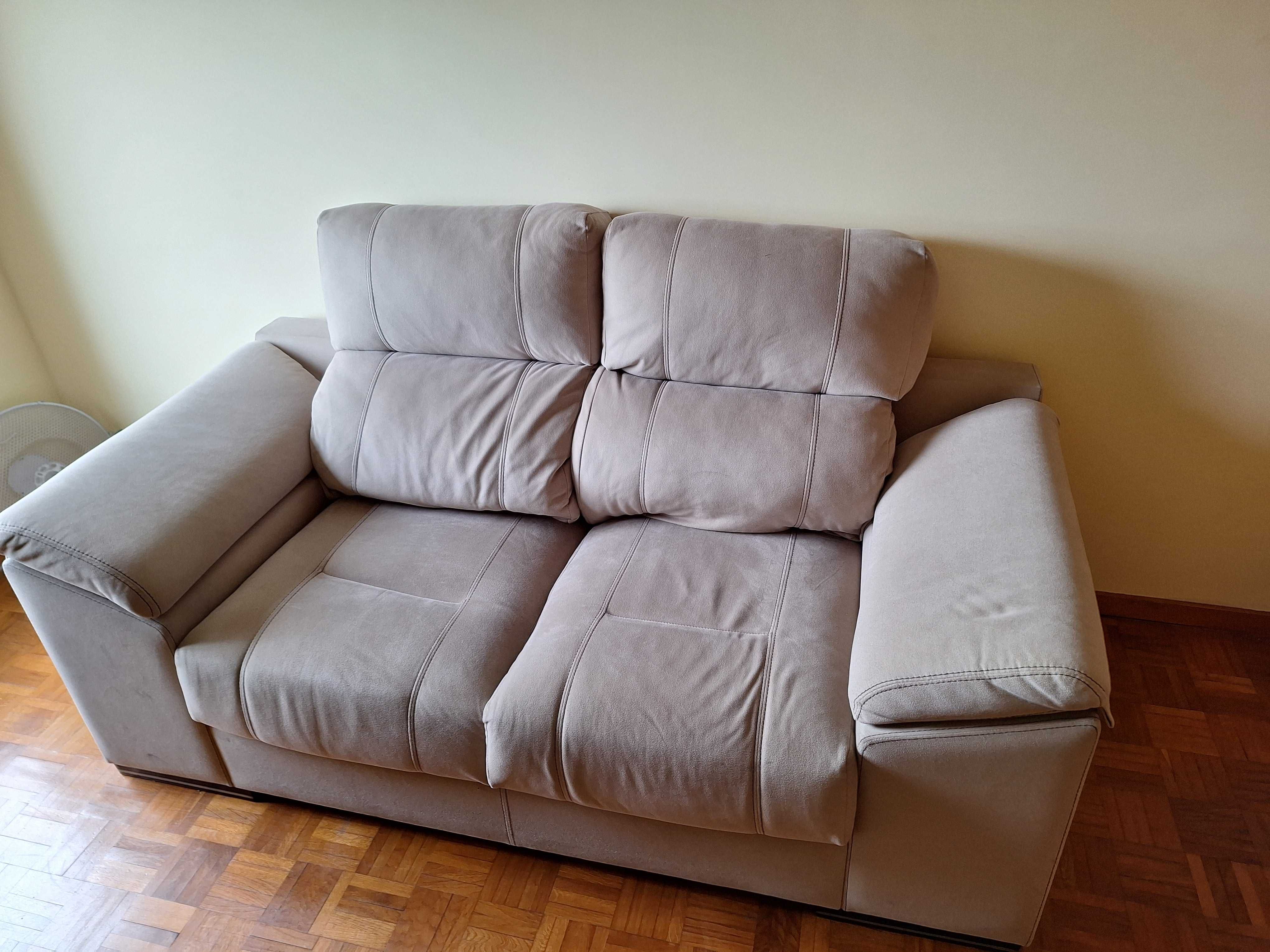 Sofá 2 lugares estilo Chaise, Almofadas e mesinha de canto