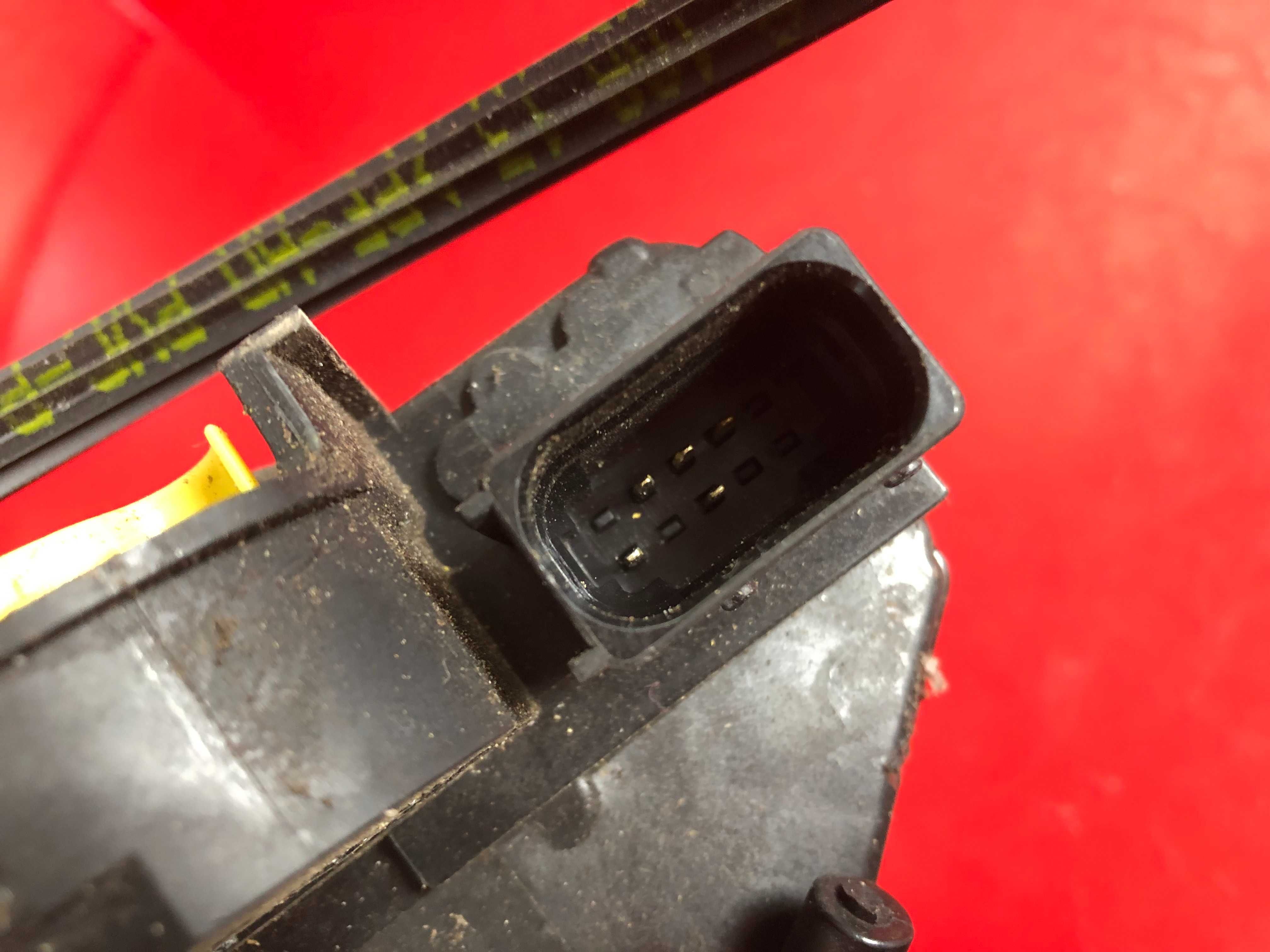 Zamek drzwi lewy przód 5 pin Opel Mokka A Adam Insignia A Astra J Eu