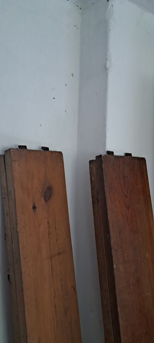 Stare łóżko dwu osobowe.