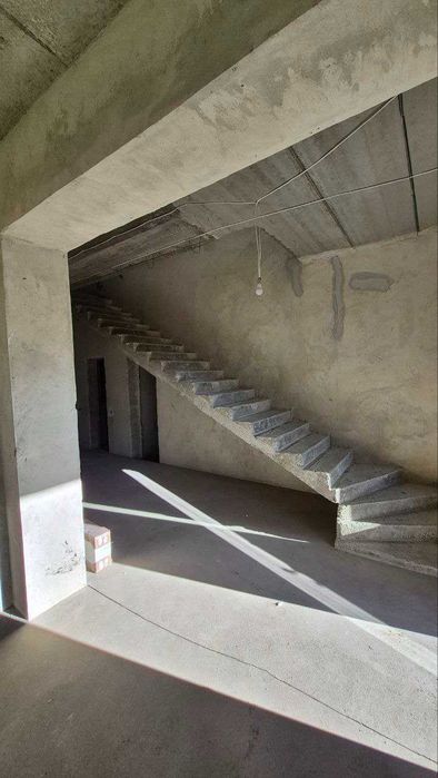 Продаж сучасного будинку в затишній локації.