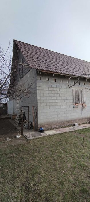 Коробка без внутрішніх робіт. Земельна ділянка 0,12га в с.Новому