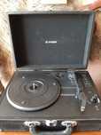 Gramofon walizkowy firmy HYKKER.