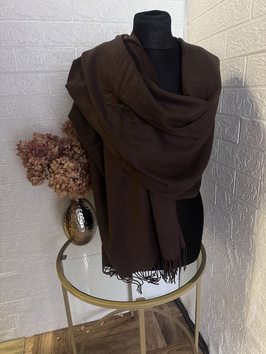 Przesliczny, mięciutki i lejący czekoladowy szal z kaszmirem