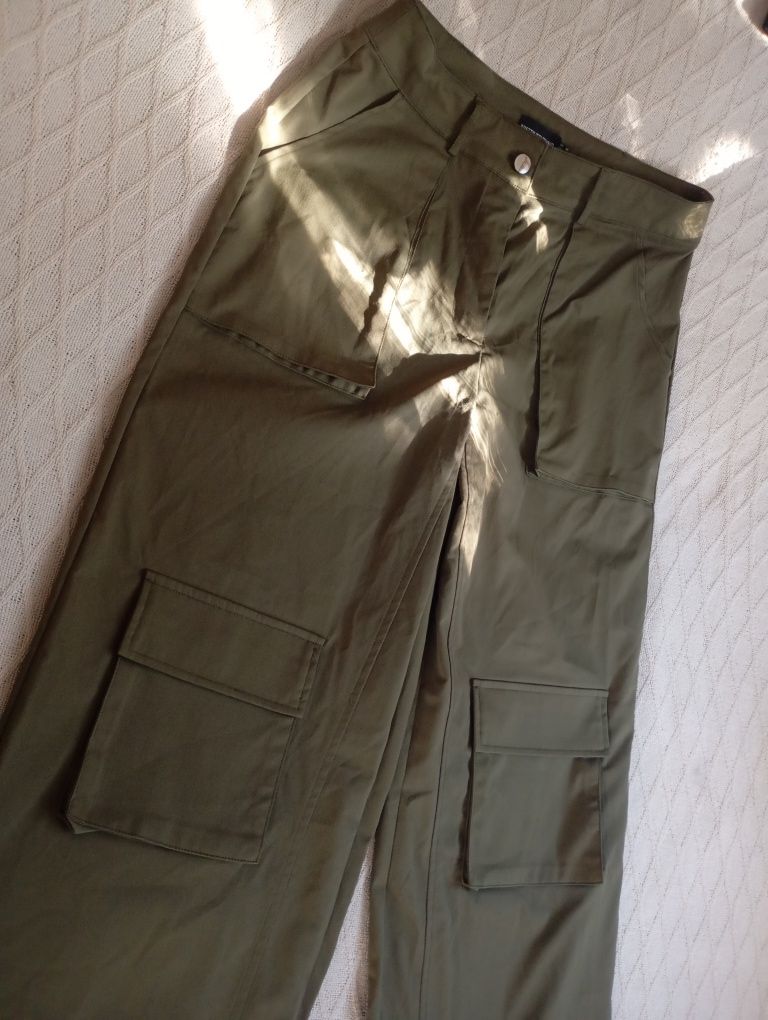 PrettyLittleThing L-XL szerokie spodnie całego w kolorze khaki