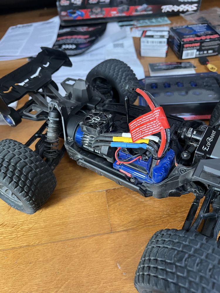 carro RC Traxxas mini XRT com extras
