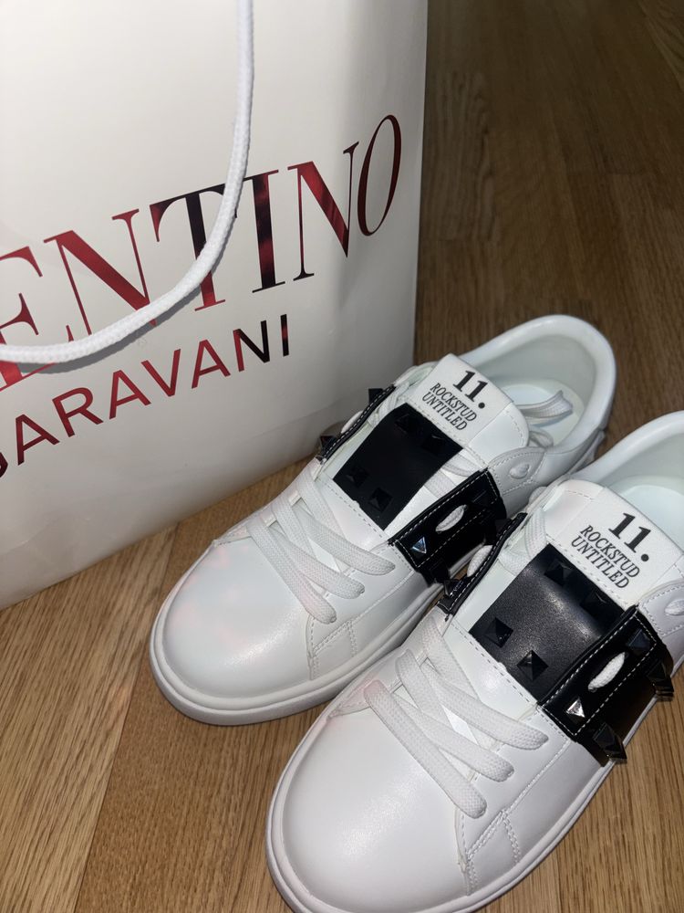 оригінальні кросівки valentino garavani