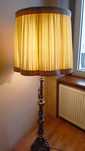 Stara lampa podłogowa z mosiądzu.