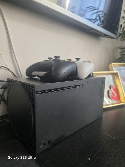Xbox Series X + dwa pady z stacją dokującą.
