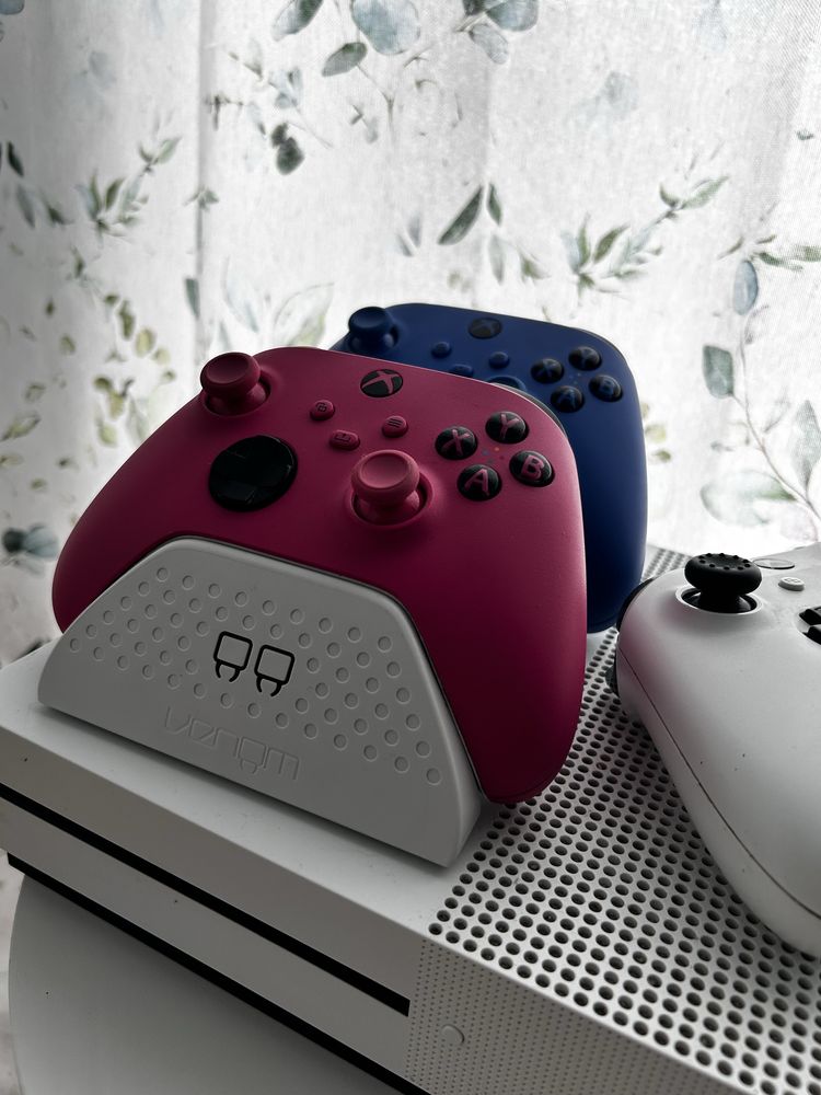 Xbox One S 1TB + 3 pady + gry + ładowarka – kompletny zestaw!