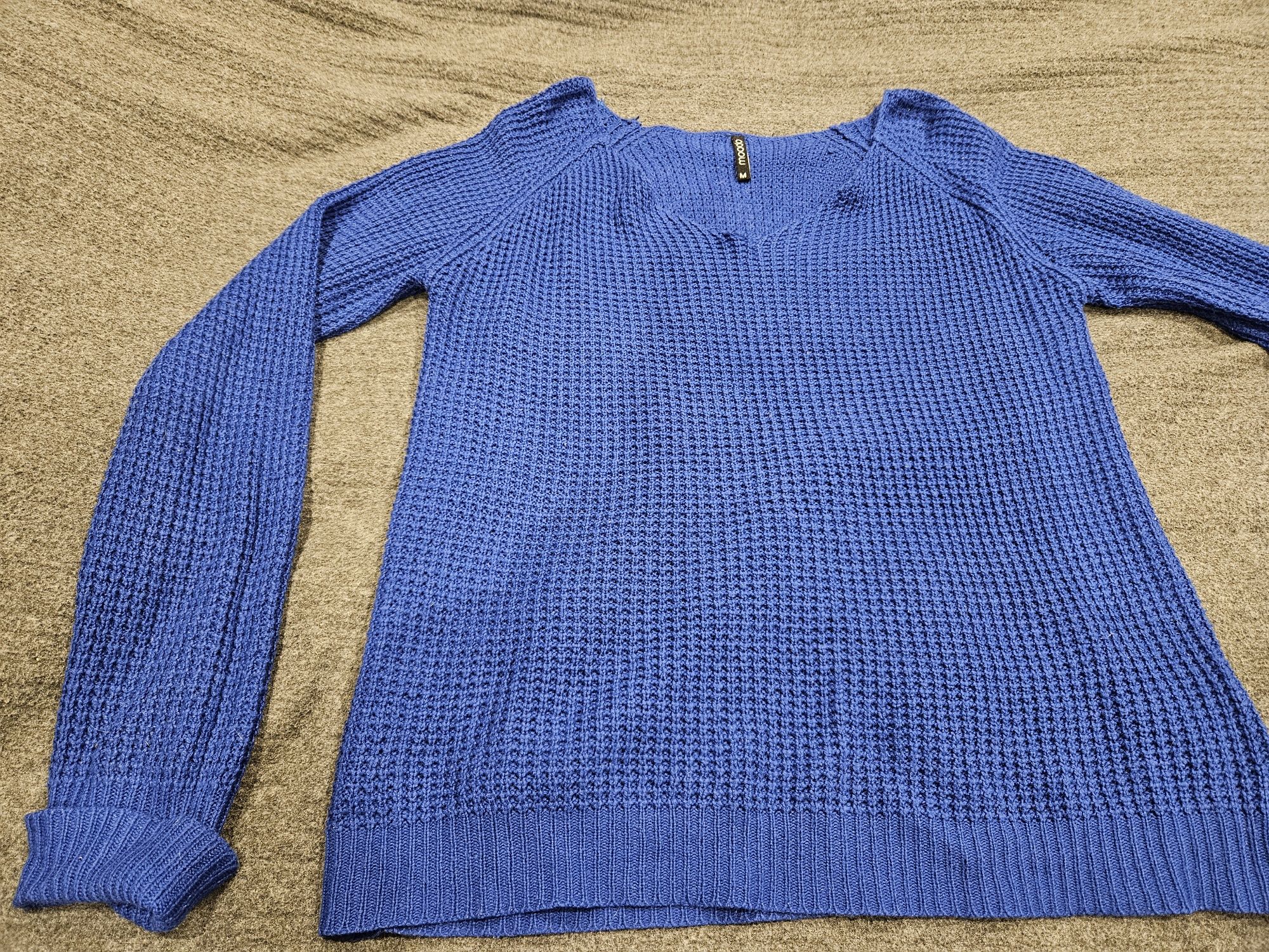 Niebieski sweter zimowy