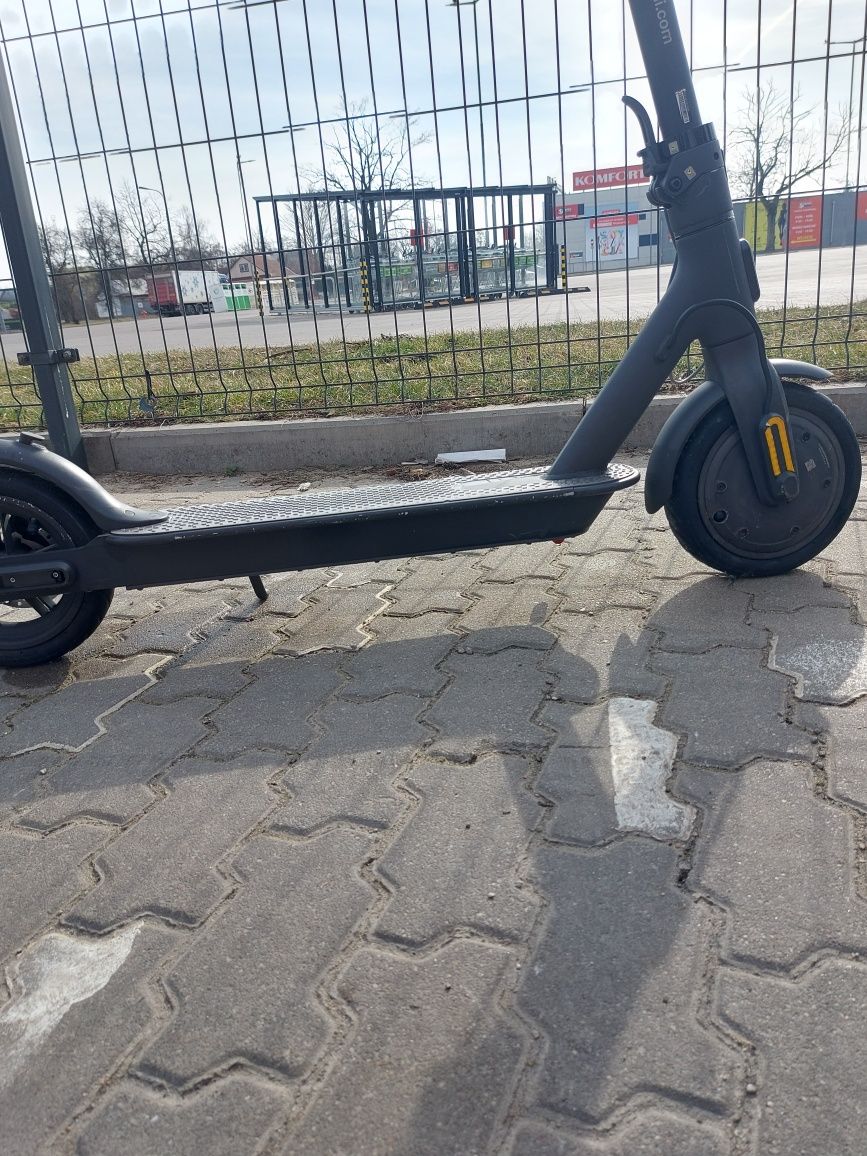 Hulajnoga mi essential