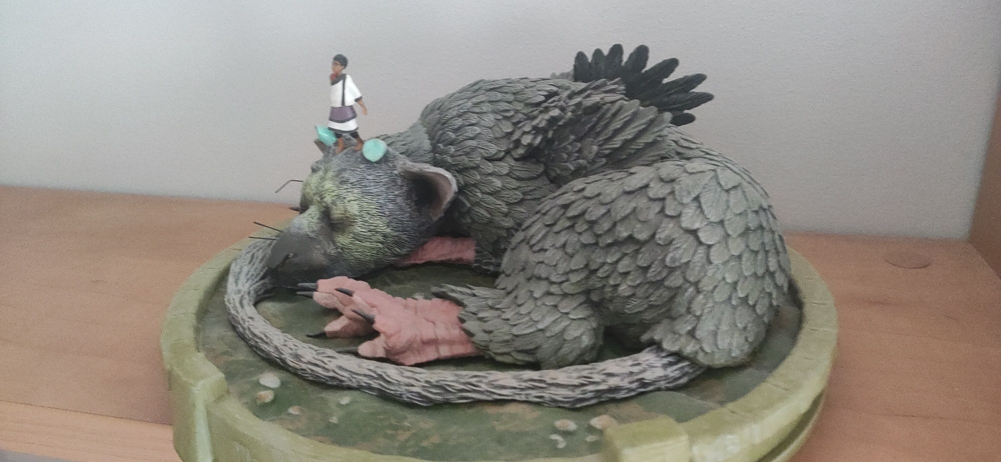 The Last Guardian - figurka + pudło + artbook + naklejki / OPIS