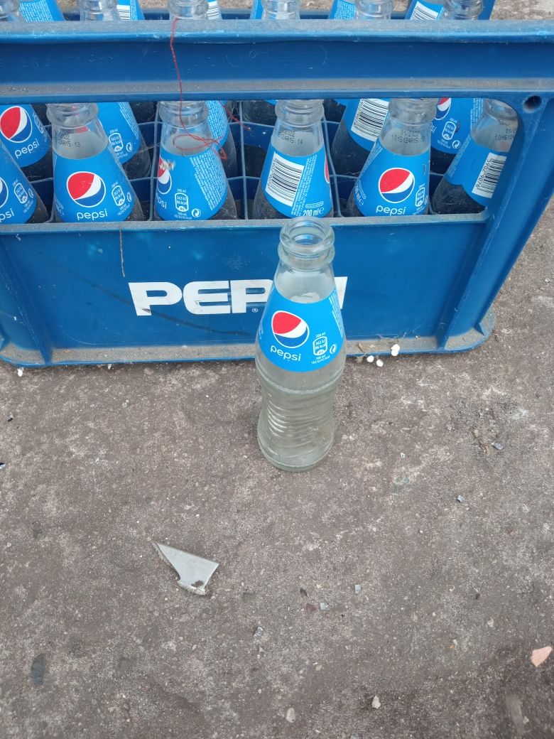 Skrzynka z butelkami Pepsi 0, 2 l