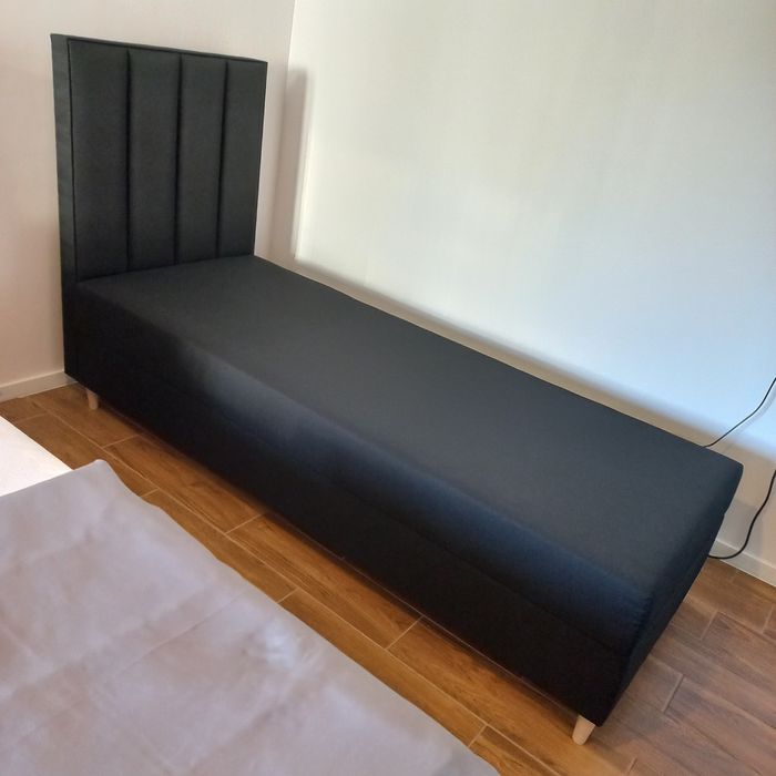 Czarne łóżko 80 jak nowe z wezgłowiem