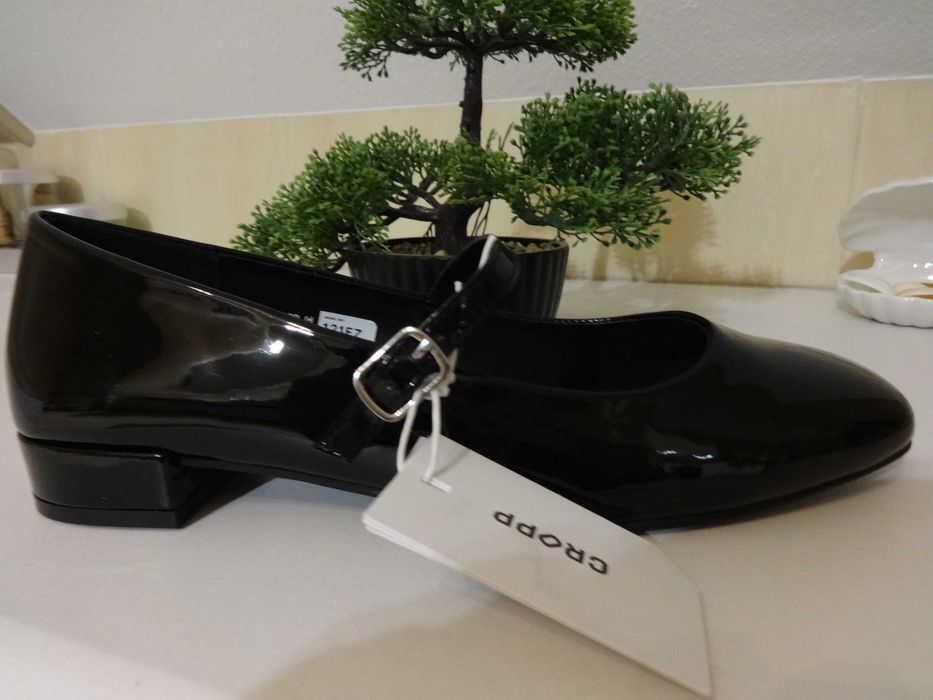 Czarne lakierowane baleriny z paskiem