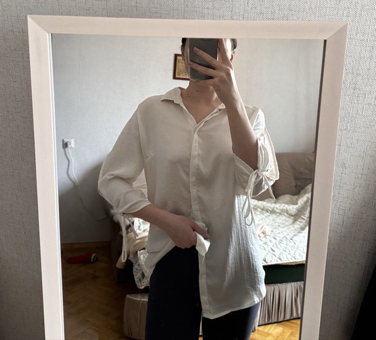 Блуза з вирізами на рукавах