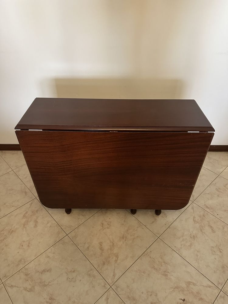 Mesa retratil/ extensível em madeira