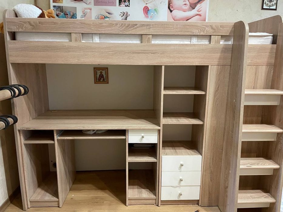 Двоповерхове ліжко.