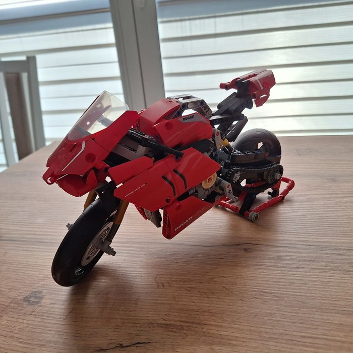 LEGO 42107 Technic Ducati Panigale V4 R
