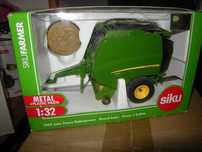 SIKU 2465 Prasa do belowania słomy JOHN DEERE 990 1:32