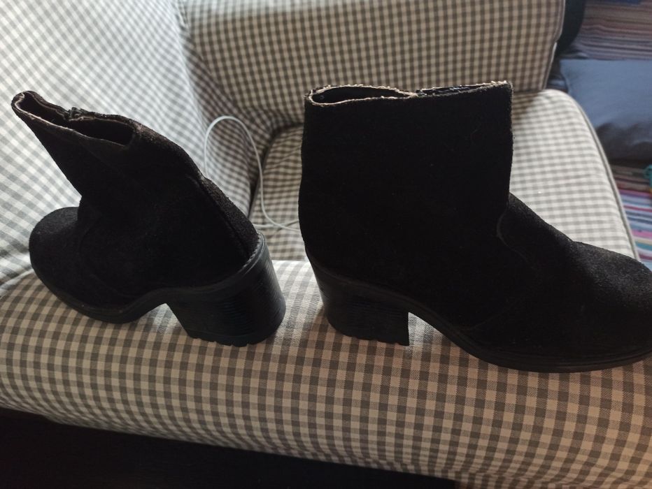 Botas pretas de tacão