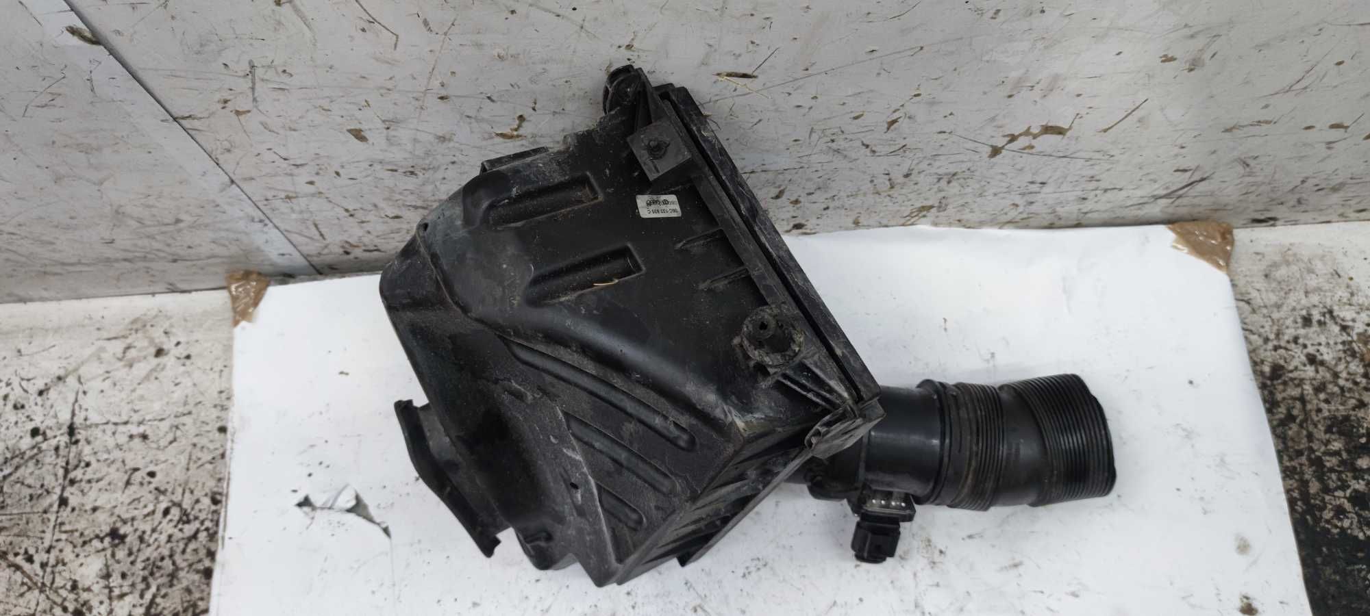 Audi A4 B6 Obudowa Filtra Powietrza
