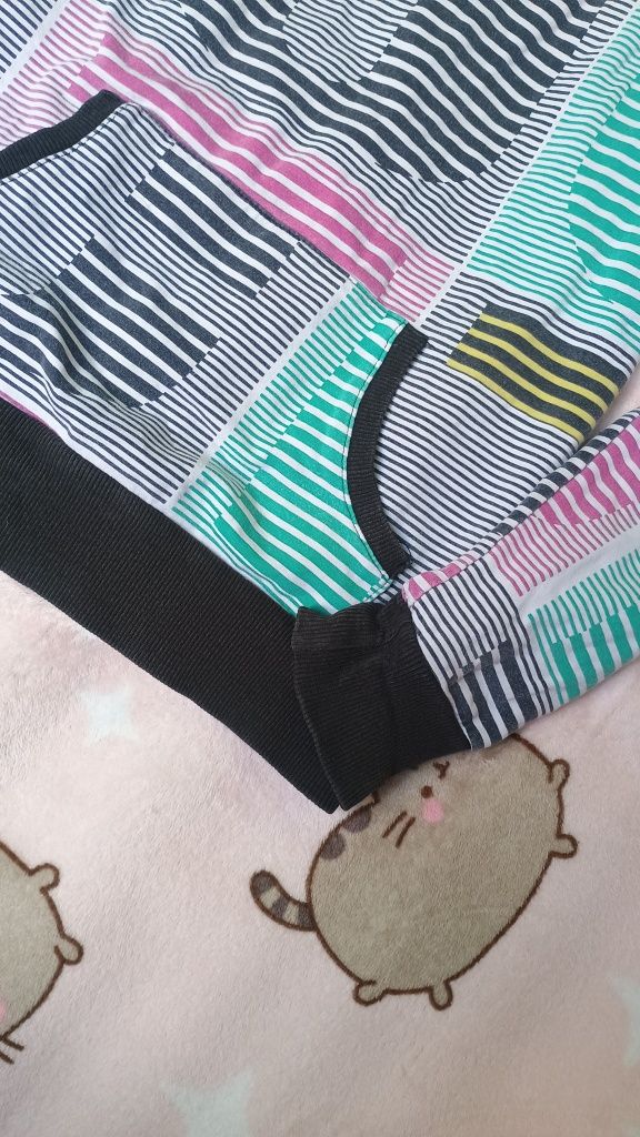 Bluza 146 kolorowa ma kieszeń stan bdb