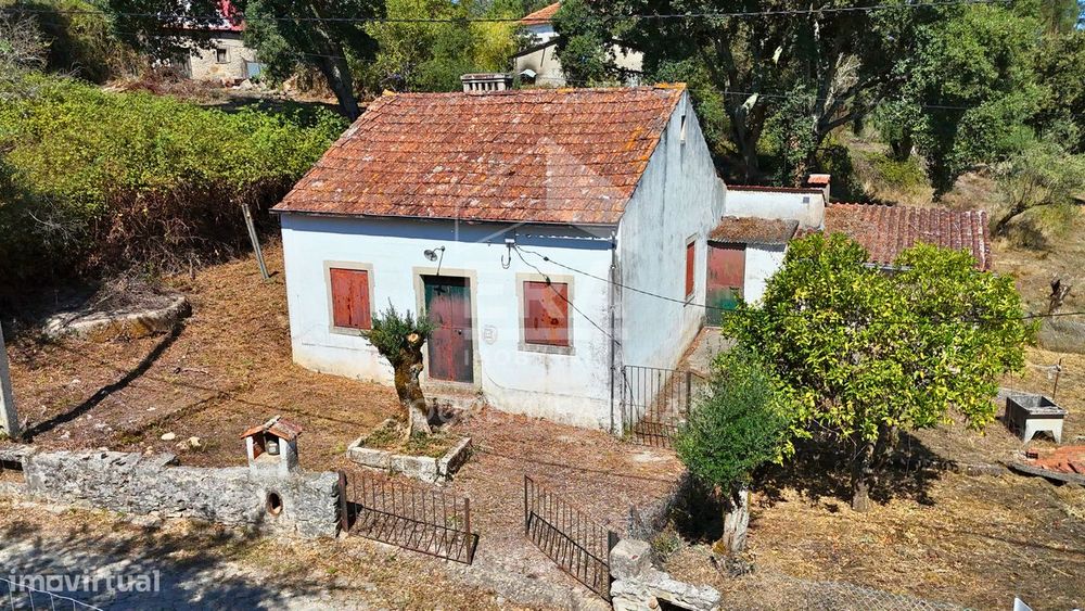 Moradia T4 para restaurar em Pussos, no concelho de Alvaiazere.