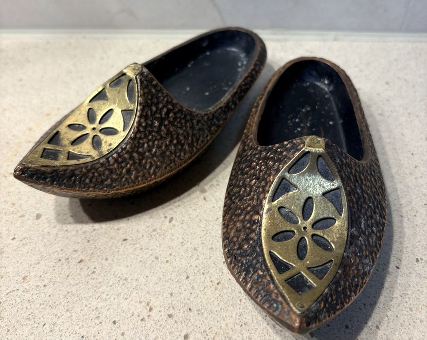 Par de antigos cinzeiros em forma de sapatos orientais em cobre