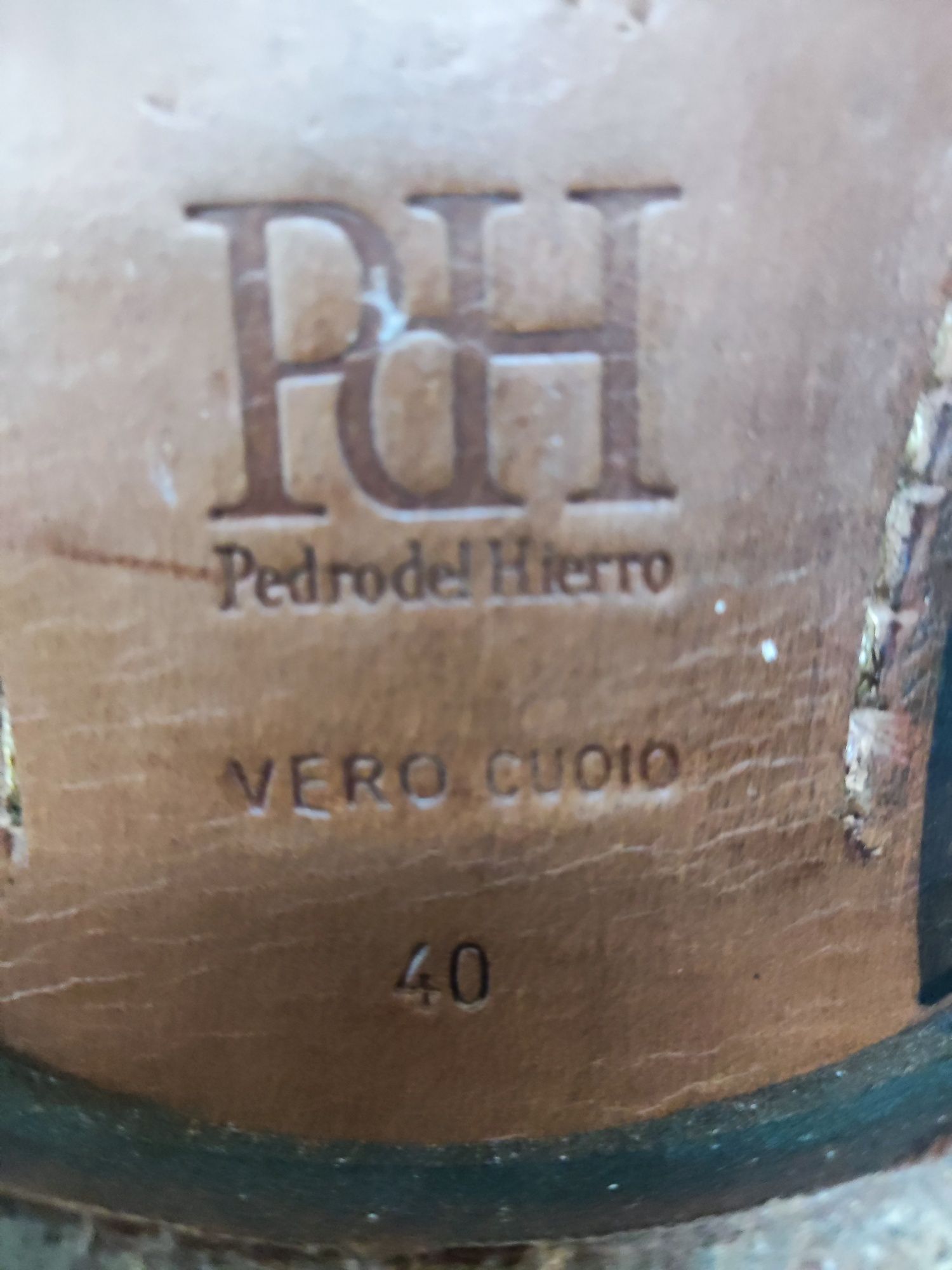 Sapatos Pedro del Hierro, em pele de 2 fivelas