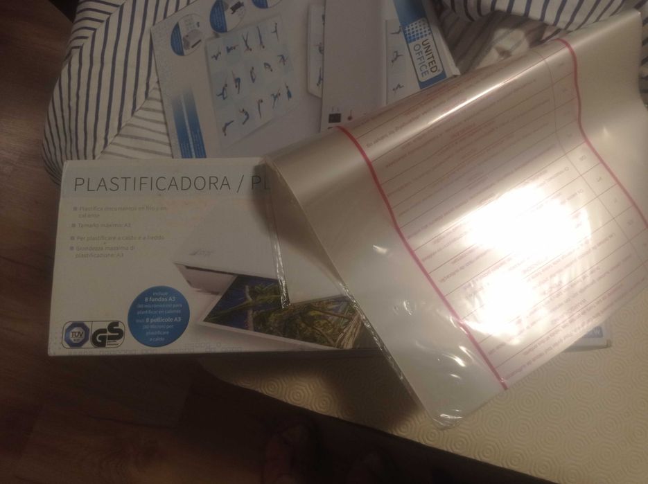 Máquina plastificadora e bolsas A3 e A4