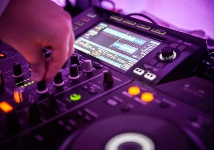 Dj wodzirej imprezy wesela poprawiny 18-stki urodziny ciężki dym iskry