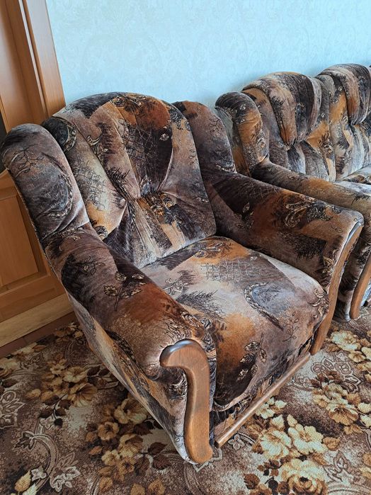 Два м'ягких крісла та 2 пуфа, диван