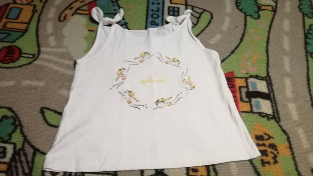 Varias roupas de menina