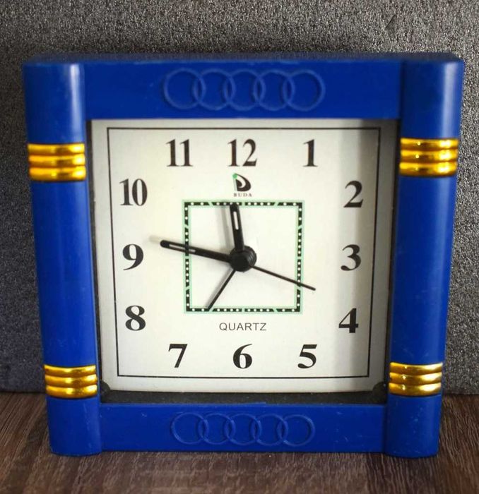 Mały zegarek kwarcowy z funkcją budzika