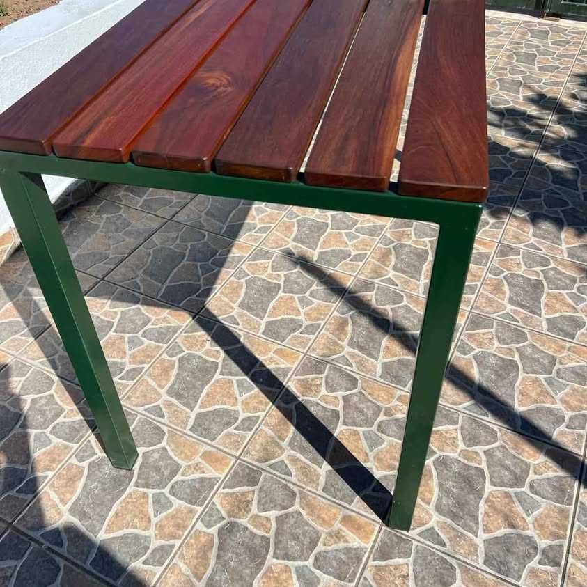Vendo mesa com 4 cadeiras