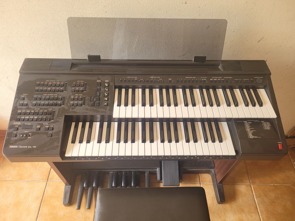 Órgão Yamaha com banco