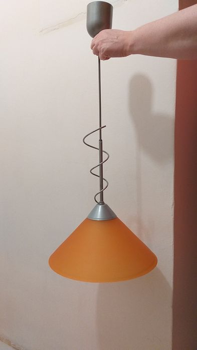 Lampa wisząca o średnicy klosza 31 cm.