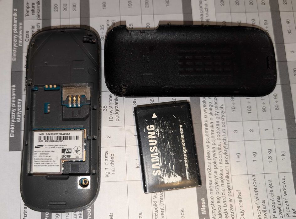 Nokia 130 RM-1035 и  Samsung GT-E1200i