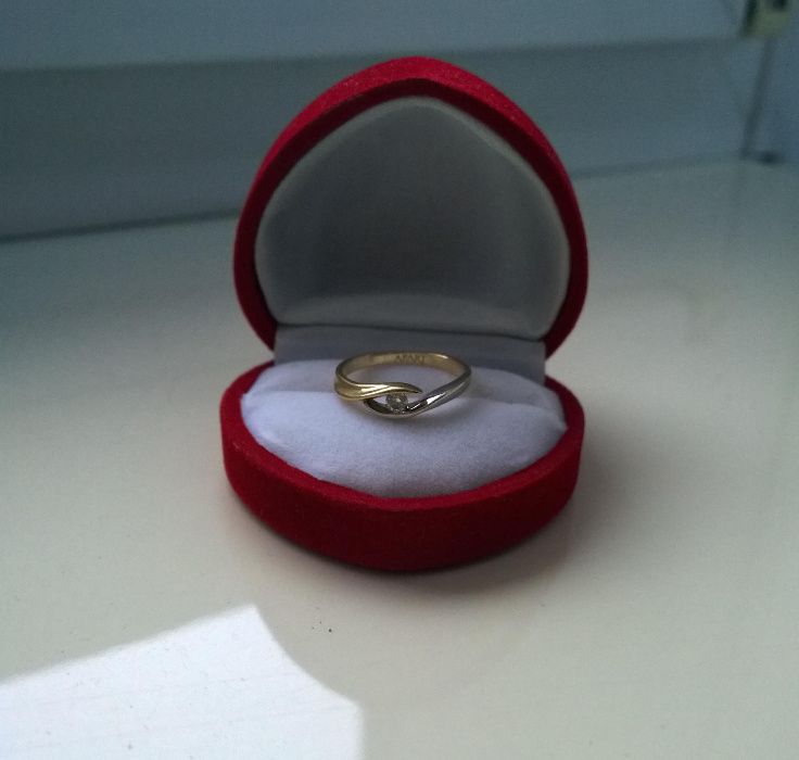 Złoty 585 pierścionek z diamentem marki Apart
