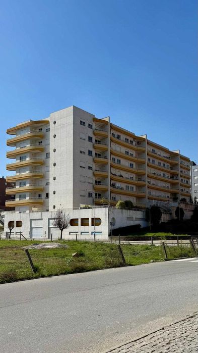 Apartamento T3, com 2 lugares de garagem e Arrumos, Zona Norte-VNF