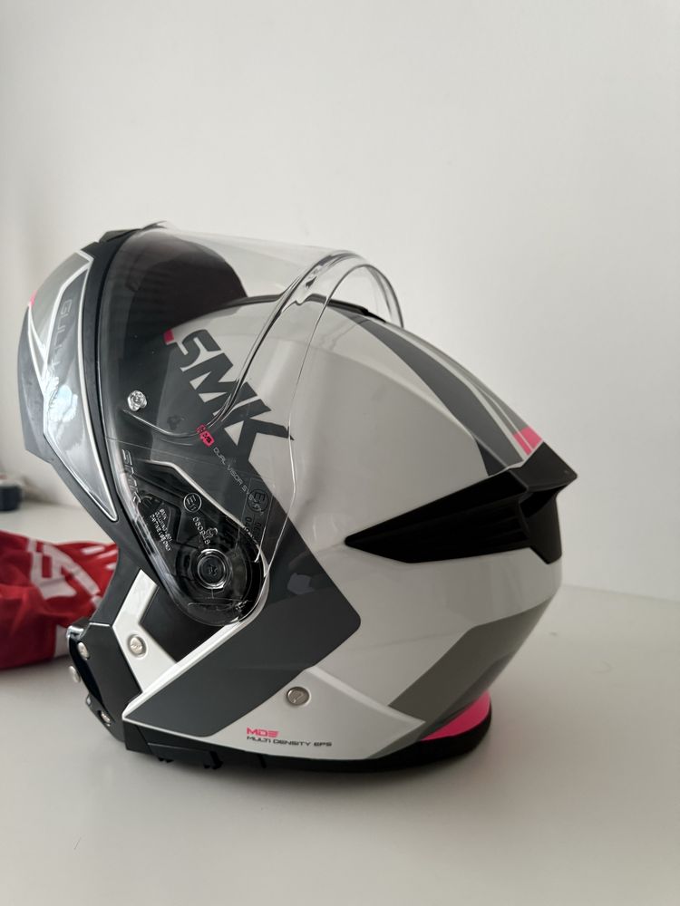Capacete SMK com capa
