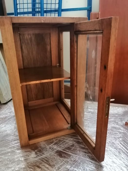 Móvel Vitine muito antigo