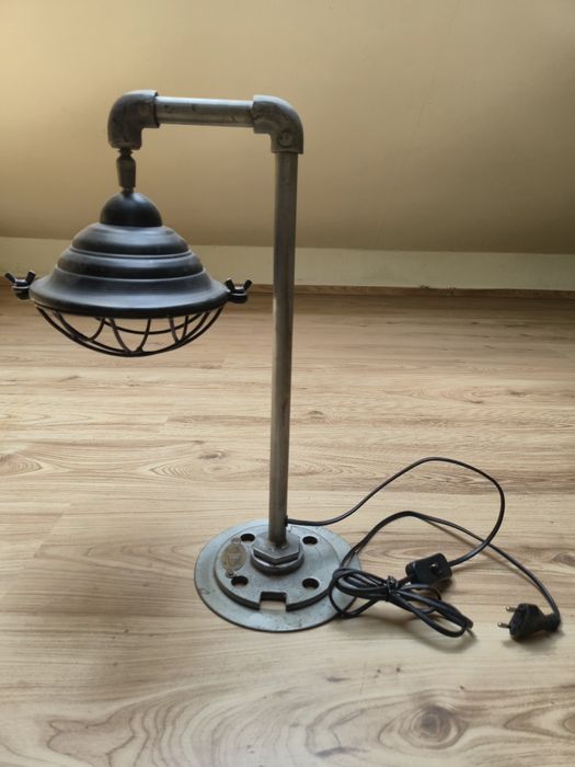 Lampa stołowa w stylu loft