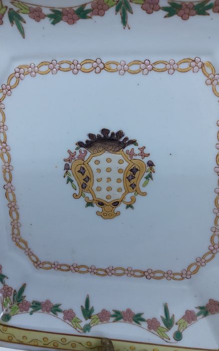 Prato com Brazao , de porcelana Chinesa